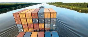 Volle Fracht voraus! Für Kreuzfahrer ungewohnte Ausblicke ergeben sich auf einem Containerschiff. Hier schiebt sich die „Conger“ durch den Nord-Ostsee-Kanal.