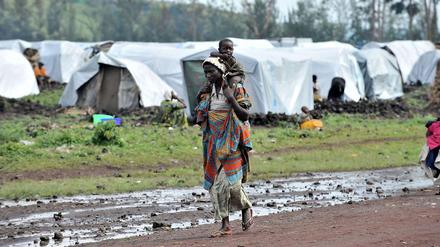 Diese Frau und ihr Kind sind ein paar Kilometer von der ostkongolesischen Stadt Goma in einem Flüchtlingslager für intern Vertriebene gelandet. Sie warten nun an der Grenze zu Ruanda darauf, dass die Kämpfe zwischen der von Ruanda unterstützten M-23-Miliz, der kongolesischen Armee und weiterer Milizen wieder aufhören. Ruandas zweifelhafte Rolle im Ostkongo hat seine Wahlchancen im UN-Sicherheitsrat jedoch nicht geschmälert. 