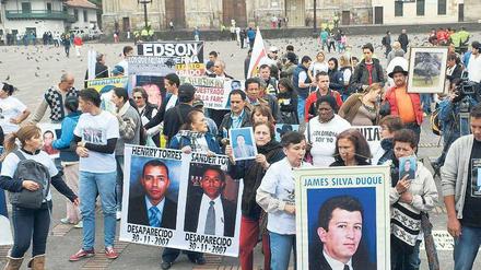 Wo sind sie geblieben? Familien demonstrieren in Bogotá mit Bildern ihrer vermissten Angehörigen, die von der Guerilla getötet, entführt oder rekrutiert wurden. Wiedergutmachung für die Opfer ist eines der schwierigen Themen der Verhandlungen.