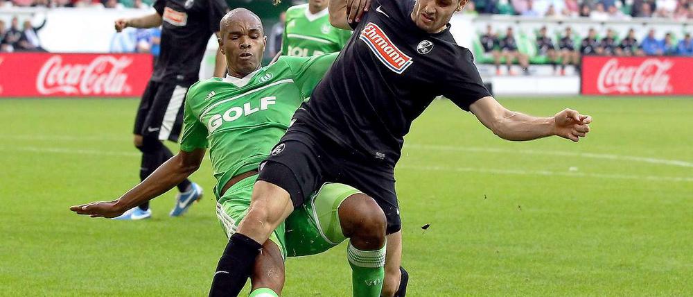 Marco Caligiuri (r.) verwandelte den Elfmeter, den der Brasilianer Naldo (l.) in der ersten Hälfte verursachte, zur 1:0-Führung für die Gäste aus Freiburg.