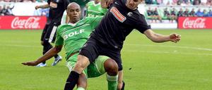 Marco Caligiuri (r.) verwandelte den Elfmeter, den der Brasilianer Naldo (l.) in der ersten Hälfte verursachte, zur 1:0-Führung für die Gäste aus Freiburg.