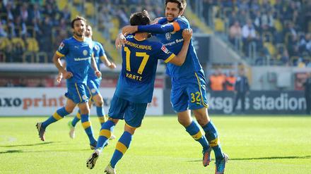 Braunschweigs Dennis Kruppke (r.) jubelt nach seinem Treffer zum 1:0 gemeinsam mit Kevin Kratz.