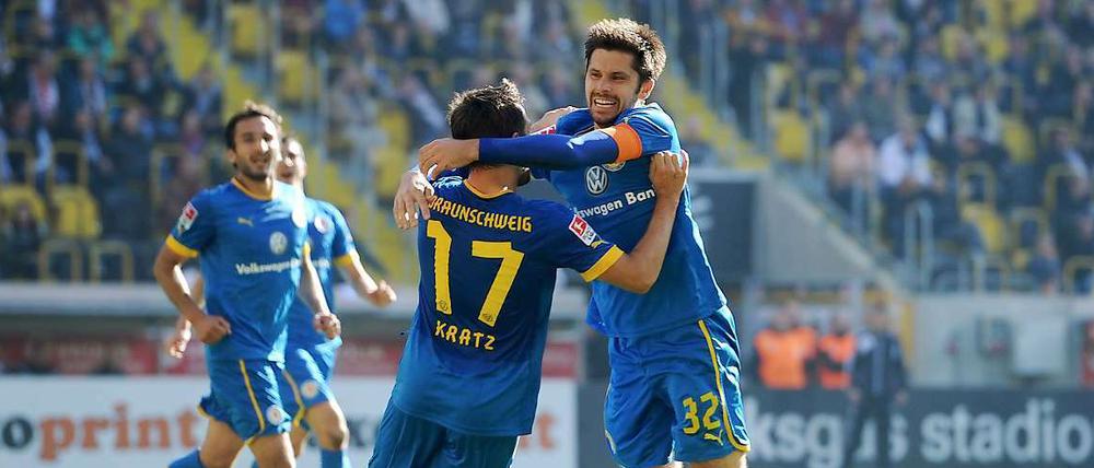 Braunschweigs Dennis Kruppke (r.) jubelt nach seinem Treffer zum 1:0 gemeinsam mit Kevin Kratz.