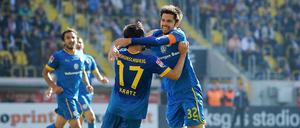 Braunschweigs Dennis Kruppke (r.) jubelt nach seinem Treffer zum 1:0 gemeinsam mit Kevin Kratz.