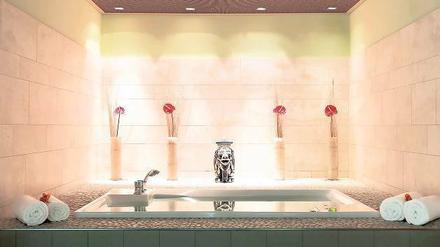 Einladend. Schön untertauchen kann man in vielen Wellnesshotels. Diese „Badewanne“ steht im Arosa Resort Bad Saarow.