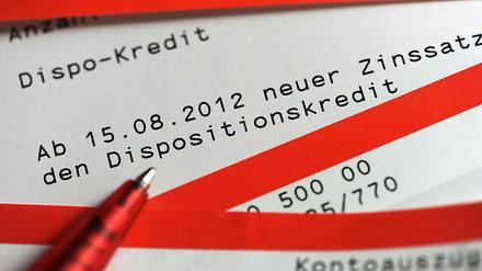 Verbraucher finden die Höhe des Dispozinses auf dem Kontoauszug - auf der Internetseite vieler Banken fehlt dagegen diese Angabe.