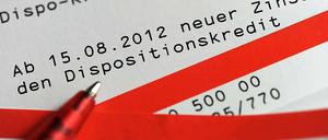 Verbraucher finden die Höhe des Dispozinses auf dem Kontoauszug - auf der Internetseite vieler Banken fehlt dagegen diese Angabe.