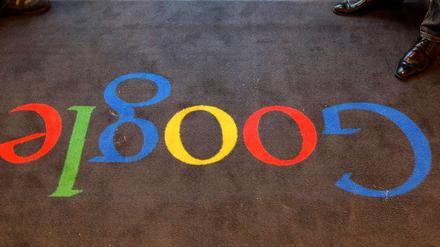 Kurzzeitig auf dem Kopf. Die vorzeitige Veröffentlichung von Google-Quartalszahlen löste an der Börse leichte Turbulenzen aus.