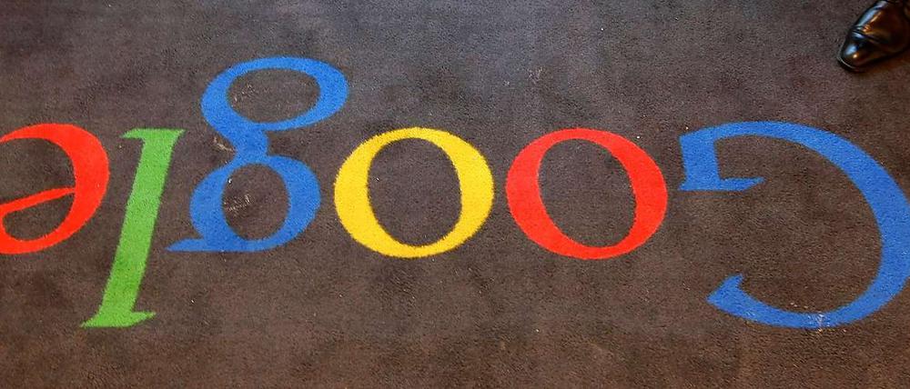 Kurzzeitig auf dem Kopf. Die vorzeitige Veröffentlichung von Google-Quartalszahlen löste an der Börse leichte Turbulenzen aus. 