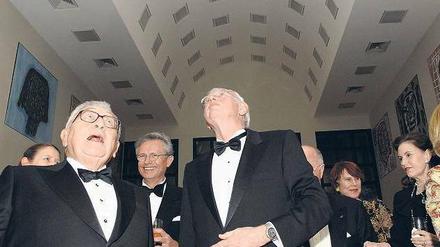 Königliches Projekt, großes Staunen. Friedensnobelpreisträger Henry Kissinger (links) mit dem früheren deutschen Botschafter in den USA, Klaus Scharioth (rechts) im Washingtoner Botschaftsgebäude, wo eine Animation des Berliner Schlosses an die Wand projiziert wurde. Beide gelten als Unterstützer des Projektes, das royale Elemente zurück ins Berliner Stadtbild bringt. Zu den Schloss-Unterstützern zählt auch Ex-US-Präsident George Bush sen. Unten sein Schreiben an Schloss-Aktivistin Kathleen von Alvensleben.