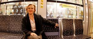 Mein linker, linker Platz ist frei. BVG-Chefin Evelyn Nikutta bittet die Fahrgäste, Platz zu nehmen zum Probesitzen für neue U-Bahn-Sitze. Das Ergebnis der Abstimmung soll darüber entscheiden, welche Sitze die Verkehrsbetriebe kaufen. 