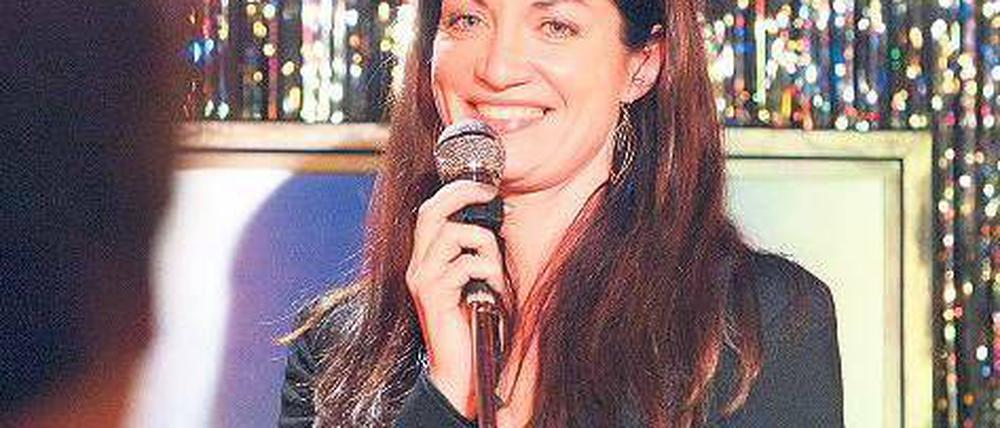 „Don’t cry for me Argentina“. Staatsanwältin Henrike Habermas (Natalia Wörner) vernachlässigt vor lauter Karaoke ihren Beruf. Foto: SWR