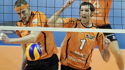 Die Berliner Felix Fischer und Scott Touzinsky (r.) jubeln nach einen abgewehrten Angriff. 