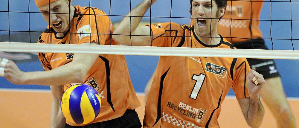 Die Berliner Felix Fischer und Scott Touzinsky (r.) jubeln nach einen abgewehrten Angriff. 