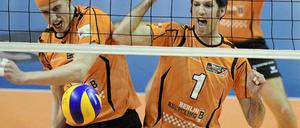 Die Berliner Felix Fischer und Scott Touzinsky (r.) jubeln nach einen abgewehrten Angriff. 