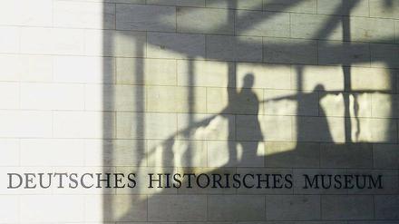 Schattenspiele. Besuchersilhouetten auf der Fassade des DHM. Am 23. Oktober begeht das Haus sein Jubiläum mit einem nichtöffentlichen Festakt. Am 27. und 28. Oktober findet bei freiem Eintritt ein Museumsfest statt, das auch den Blick hinter die Kulissen erlaubt.