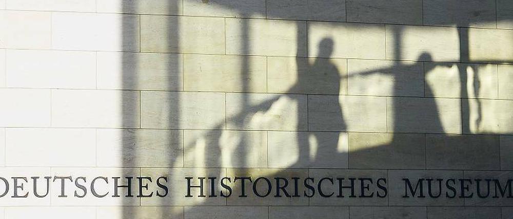 Schattenspiele. Besuchersilhouetten auf der Fassade des DHM. Am 23. Oktober begeht das Haus sein Jubiläum mit einem nichtöffentlichen Festakt. Am 27. und 28. Oktober findet bei freiem Eintritt ein Museumsfest statt, das auch den Blick hinter die Kulissen erlaubt.