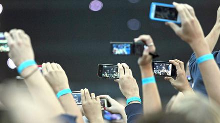 Smartphone-Nutzer auf Popkonzert. Aber wie war's eigentlich?