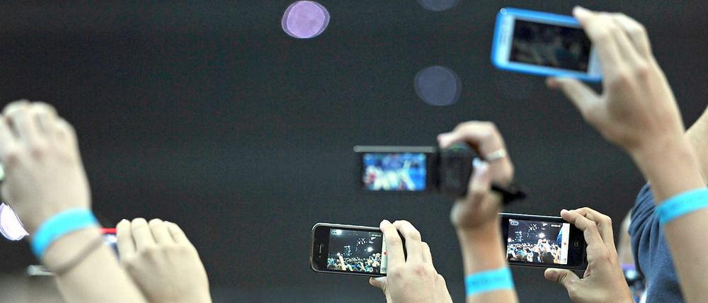 Smartphone-Nutzer auf Popkonzert. Aber wie war's eigentlich?