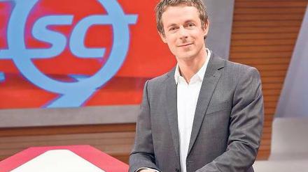 N’Abend allerseits. Alexander Bommes präsentiert am Sonntag den 15-minütigen „Sportclub“ im NDR, heute auch mit Ausschnitten der zweiten Partie HSV gegen VfB Stuttgart. So viele Zuschauer bekommen das ab 21 Uhr 45 im Dritten gar nicht mehr mit. Foto: NDR
