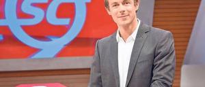 N’Abend allerseits. Alexander Bommes präsentiert am Sonntag den 15-minütigen „Sportclub“ im NDR, heute auch mit Ausschnitten der zweiten Partie HSV gegen VfB Stuttgart. So viele Zuschauer bekommen das ab 21 Uhr 45 im Dritten gar nicht mehr mit. Foto: NDR