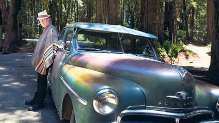 Autonarr. Neil Young mit einem Plymouth aus seiner Oldtimersammlung auf der Broken Arrow Ranch in Südkalifornien.
