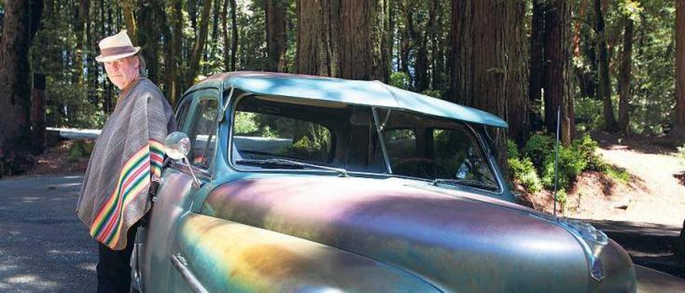 Autonarr. Neil Young mit einem Plymouth aus seiner Oldtimersammlung auf der Broken Arrow Ranch in Südkalifornien. 