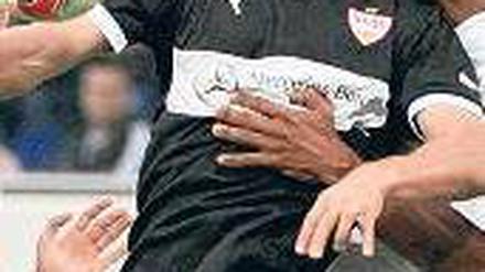 Hand aufs Herz. Dank des entscheidenden Treffers von Vedad Ibisevic (l.) verlässt der VfB Stuttgart den Tabellenkeller. Foto: dpa