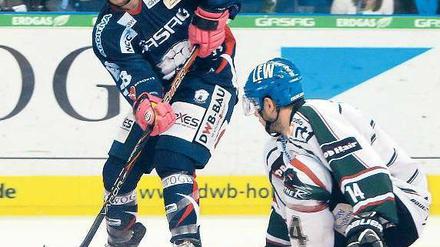Auf die Knie. Augsburgs Tobias Draxinger (r.) wird von Claude Giroux ausgespielt, der die Eisbären in Führung brachte. Foto: dapd