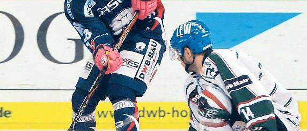 Auf die Knie. Augsburgs Tobias Draxinger (r.) wird von Claude Giroux ausgespielt, der die Eisbären in Führung brachte. Foto: dapd