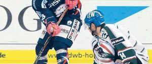 Auf die Knie. Augsburgs Tobias Draxinger (r.) wird von Claude Giroux ausgespielt, der die Eisbären in Führung brachte. Foto: dapd