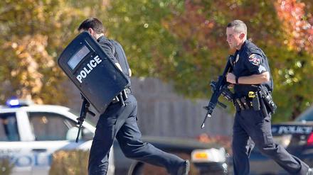 In Brookfield sind schwer bewaffnete Polizisten im Einsatz, nachdem ein Mann in einer Wellness-Anlage das Feuer eröffnet hat.