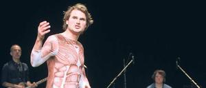 Grüne Spielwiese. Fabian Hinrichs gefällt sich als der reine Tor. 