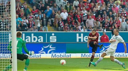 Tor aus spitzem Winkel: Rechtsverteidiger Sebastian Jung erzielte das Tor zur 2:0-Führung.