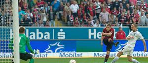 Tor aus spitzem Winkel: Rechtsverteidiger Sebastian Jung erzielte das Tor zur 2:0-Führung.