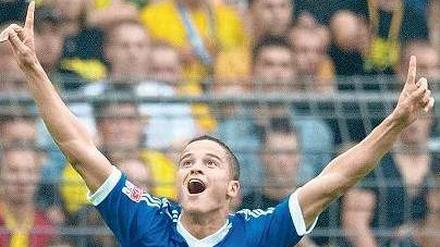 Dortmund sieht blau. Schalkes Ibrahim Afellay (oben) freut sich über das 1:0, Torwart Roman Weidenfeller (unten) fand es weniger erfreulich. Fotos: dpa