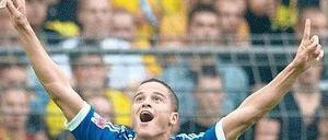 Dortmund sieht blau. Schalkes Ibrahim Afellay (oben) freut sich über das 1:0, Torwart Roman Weidenfeller (unten) fand es weniger erfreulich. Fotos: dpa