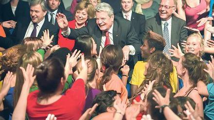 Die Bürger und ich. Bundespräsident Joachim Gauck besuchte am Montag neben der Neuköllner Sehitlik-Moschee auch Jugendliche des Stadtteilzentrums „Alte Feuerwache“. Foto: dapd
