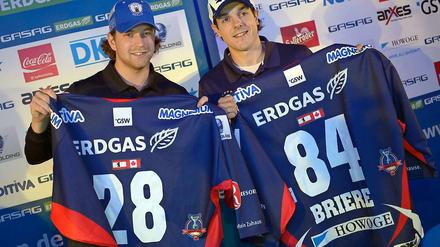 Absolute Könner: Claude Giroux (l.) und Daniel Briere (r.), hier bei ihrer Präsentation als Neuzugänge der Eisbären Berlin, zählen in der amerikanischen Profiliga NHL, der stärksten Eishockeyliga der Welt, zu den besten Angreifern der Liga. Sie spielen bei den Eisbären, solange der Spielerstreik in der NHL anhält.