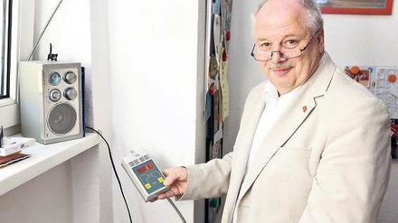 Wie ein Detektiv sucht Erhard Bülow nach Stromfressern.