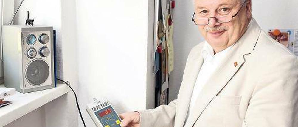 Wie ein Detektiv sucht Erhard Bülow nach Stromfressern.