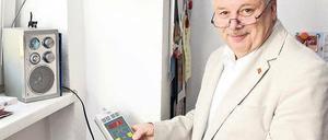 Wie ein Detektiv sucht Erhard Bülow nach Stromfressern.