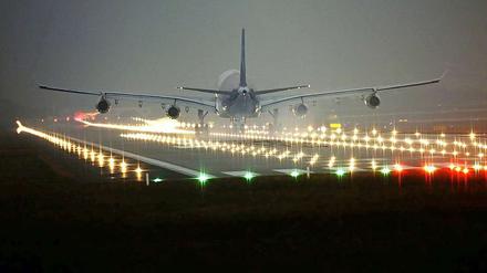 Immer öfter soll es zu Zwischenfällen wegen verunreinigter Luft in Flugzeugkabinen kommen. Ermittler der Flugunfalluntersuchung werfen den Fluggesellschaften mangelnde Transparenz vor.