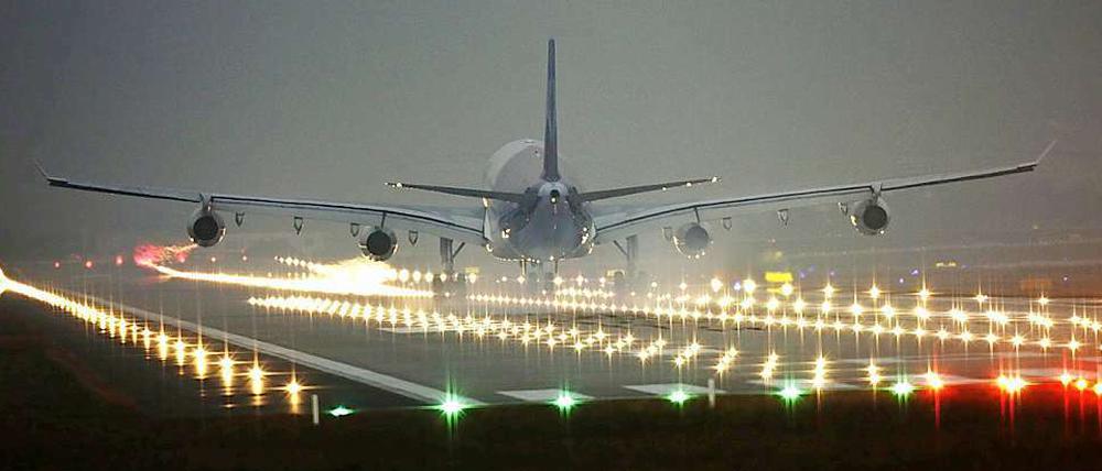 Immer öfter soll es zu Zwischenfällen wegen verunreinigter Luft in Flugzeugkabinen kommen. Ermittler der Flugunfalluntersuchung werfen den Fluggesellschaften mangelnde Transparenz vor.
