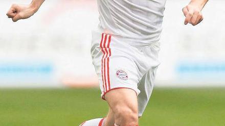 Der Ball dreht sich um seinen Fuß. Franck Ribéry trieb seine Bayern zum bisher besten Spiel der Saison. Foto: dapd