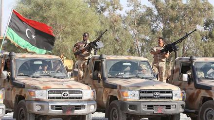 Libysche Regierungstruppen auf dem Weg zu der umkämpften Stadt Bani Walid
