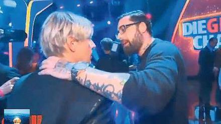 Die Szene nach der Sendung. Sido legt den Arm um die Schulter des Moderators Dominic Heinzl und bedroht ihn mit Worten. Der Rapper weiß nicht, dass direkt neben ihm ein Kameramann des ORF die Linse auf ihn hält und den Ton aufnimmt. 