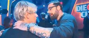 Die Szene nach der Sendung. Sido legt den Arm um die Schulter des Moderators Dominic Heinzl und bedroht ihn mit Worten. Der Rapper weiß nicht, dass direkt neben ihm ein Kameramann des ORF die Linse auf ihn hält und den Ton aufnimmt. 