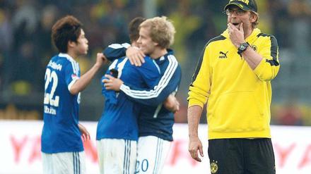 Das geht auf seine Kappe. Dortmunds Trainer Jürgen Klopp verzockte sich taktisch, so dass die Schalker einen lang ersehnten Derbysieg bejubeln konnten. Foto: AFP