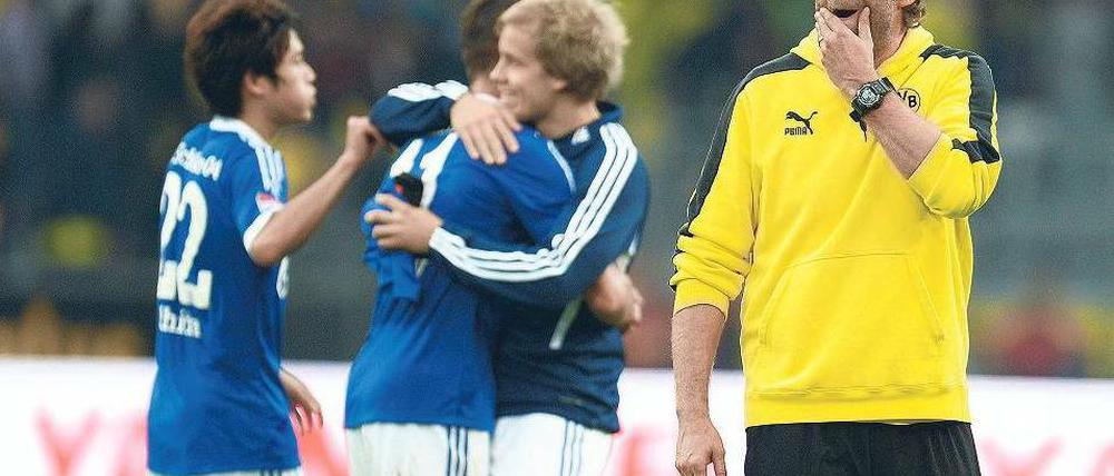 Das geht auf seine Kappe. Dortmunds Trainer Jürgen Klopp verzockte sich taktisch, so dass die Schalker einen lang ersehnten Derbysieg bejubeln konnten. Foto: AFP
